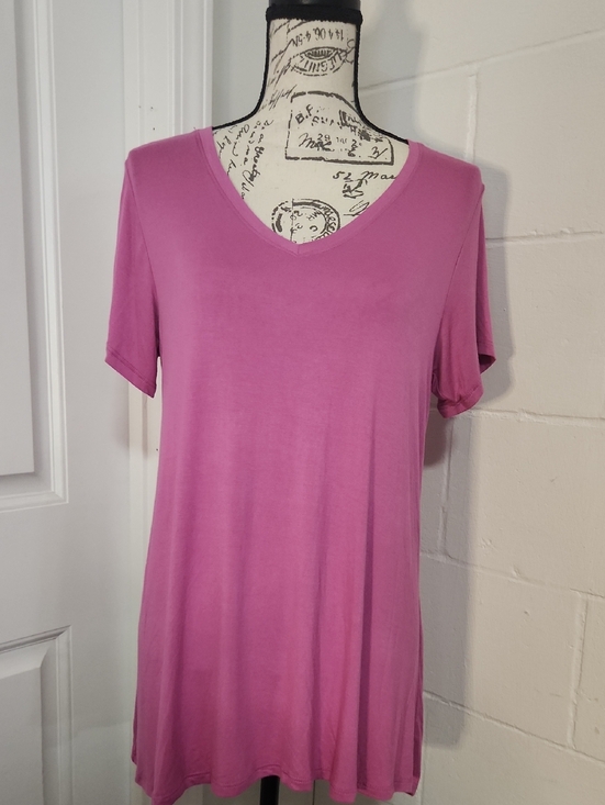 HUE Tops - Women’s V-Neck Short Sleeve Top in Mauve Pink